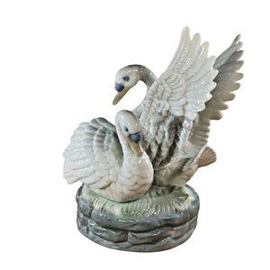 VINTAGE 1970’s SWAN LAKE Musical Rotating Porcelain FIGURINE Japan GLOBAL ART